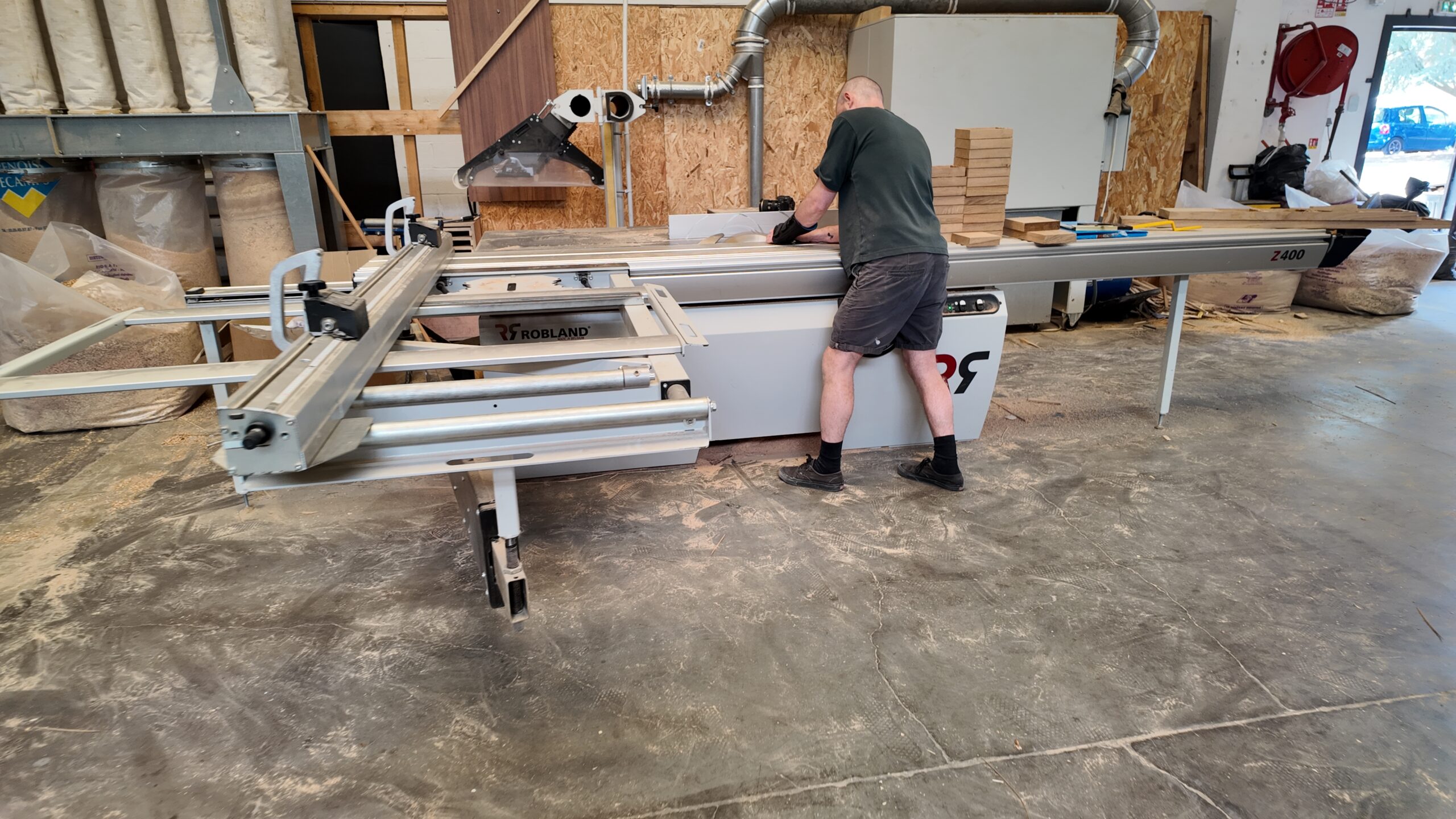Panneauteuse (scie à format Robland Z400) – découpe précise de panneaux – Ateliers Craaft