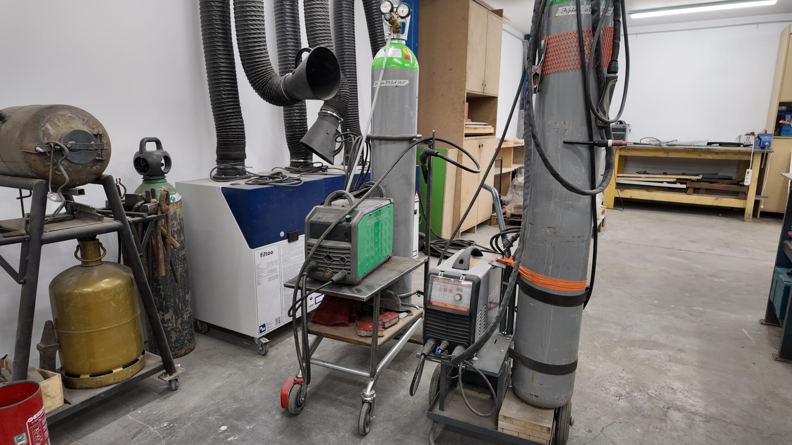 La soudeuse TIG aux Ateliers CRAAFT permet des soudures précises et propres sur acier et inox. Accessible aux artisans, créateurs et indépendants pour leurs projets métalliques.