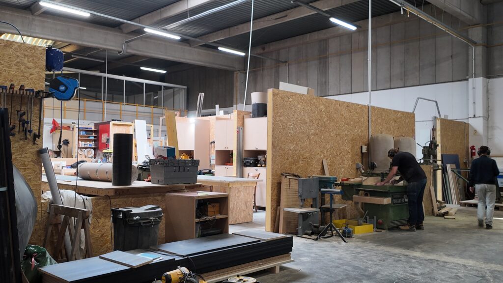 Vue de l’atelier bois partagé des Ateliers CRAAFT à Lille, avec machines, établis et espaces collaboratifs pour artisans et créateurs.