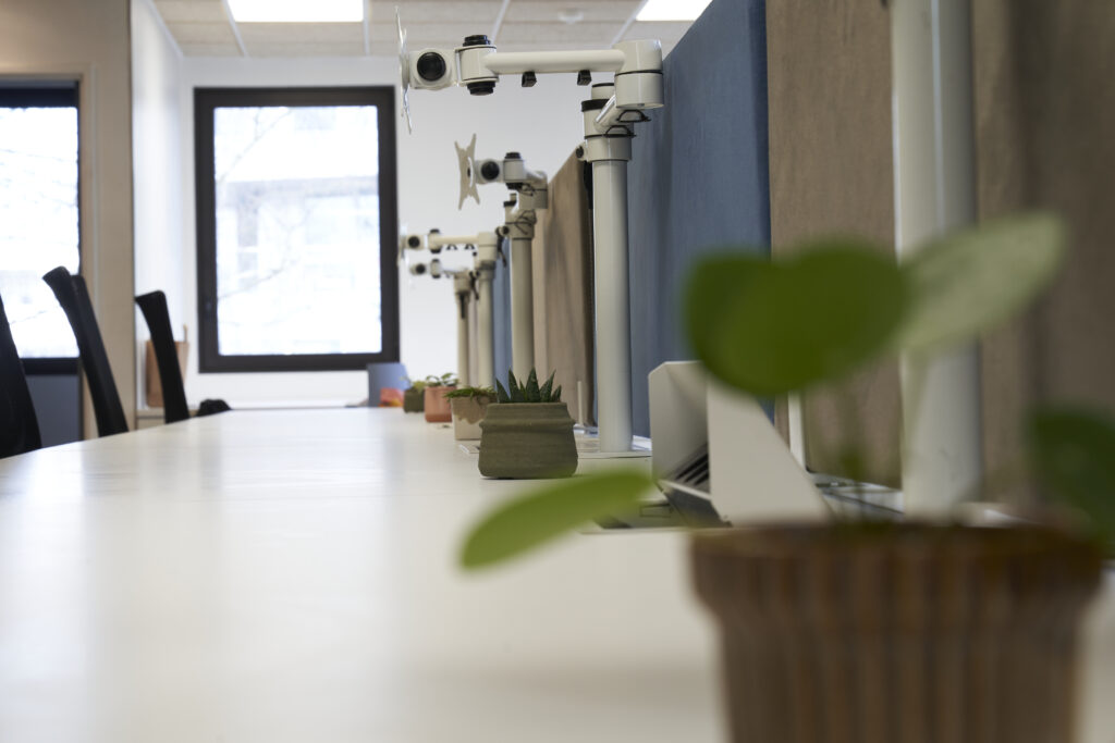 Poste de travail dans l’espace de coworking lumineux de l’atelier CRAAFT à Lille
